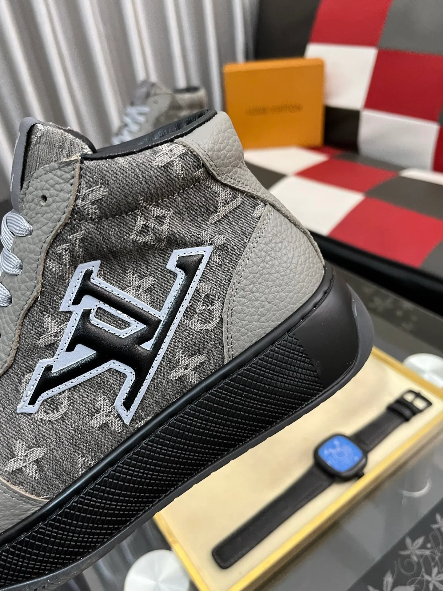Ex-factory price: 438⌚️⌚️[LOUIS VUITTON] Same style as Louis Vuitton* official website 🚹Men's high-top casual shoes❤️Same style as popular celebrities and big names ~ Best-selling at home and abroad Lv focuses on the checkerboard series...Imported first-layer cowhide with special fabric ➕Full cotton, code number: 38-443️⃣Colors available